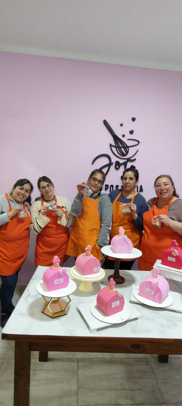 Alumnas de Jor posan junto a las tortas que decoraron en clase.