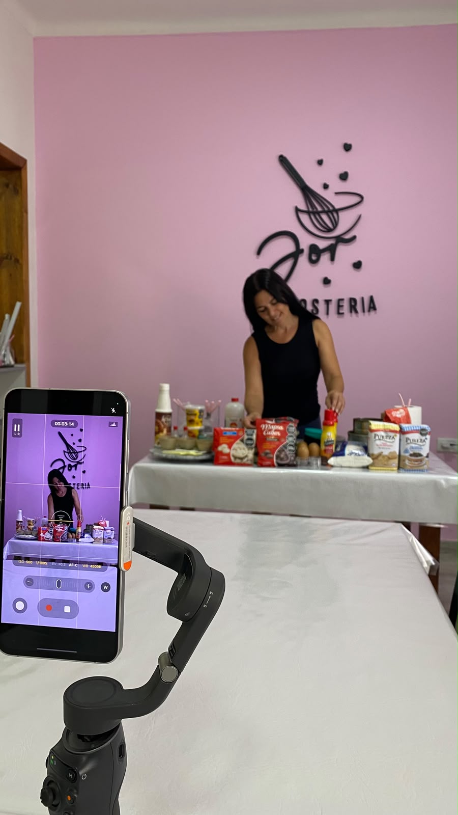 Jor prepara una demostración de pastelería en su espacio.