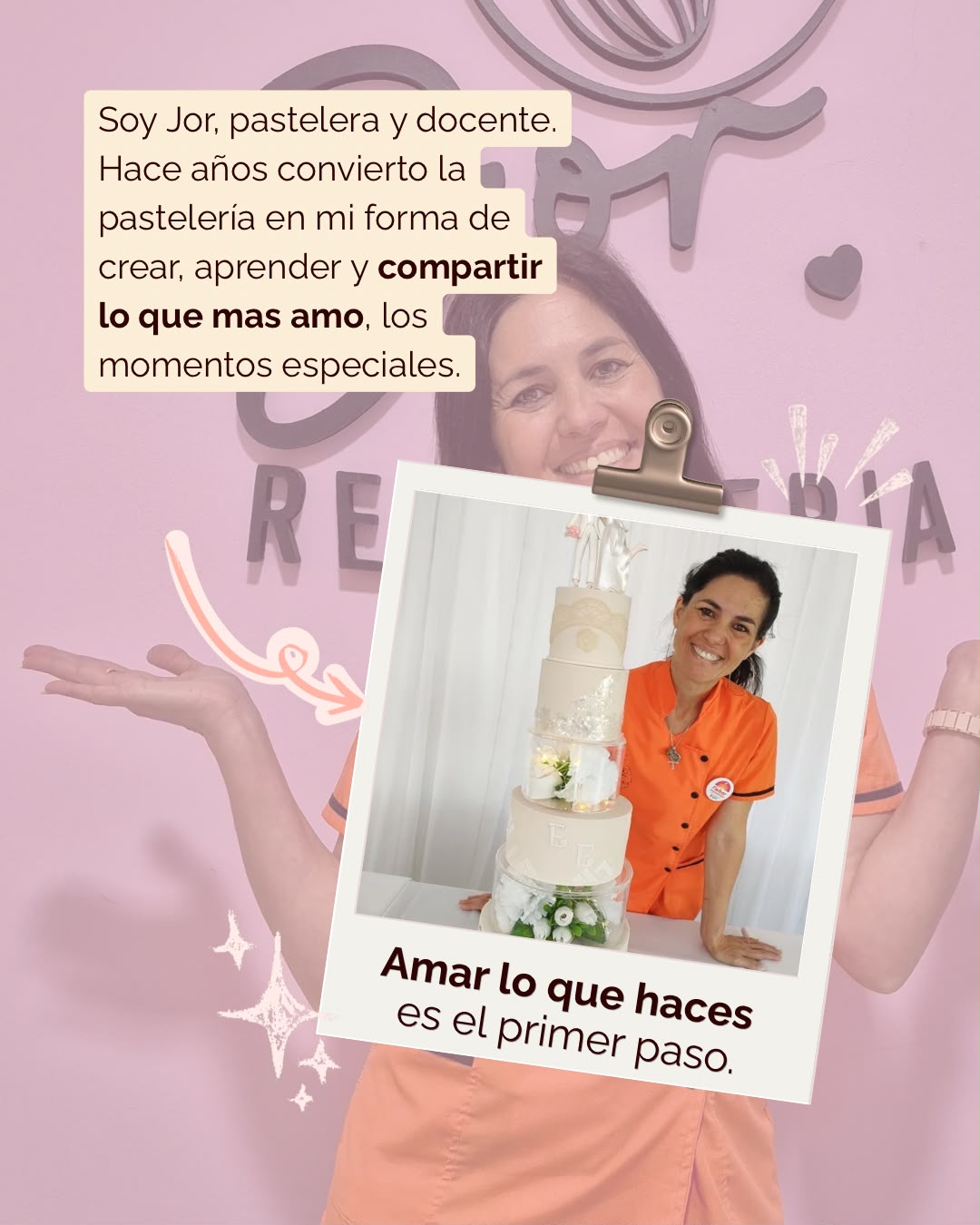 Jor cuenta su historia junto a una torta de varios pisos.