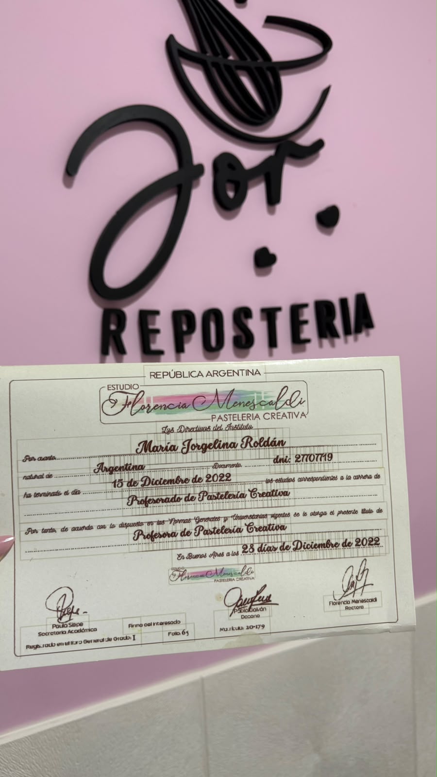 Título de María Jorgelina Roldán como Profesora de Pastelería Creativa, otorgado en 2022.